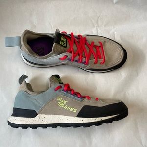 Never worn! Mens 7, Wmns 9, Five Ten Five Tennie Approach Shoe